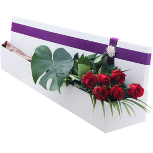 Half a Dozen roses displayed in our signature silk lined Hollywood box and finished with a diamante buckle