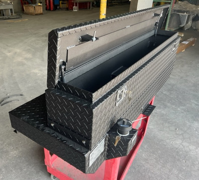 AT33TT-RT. 33 gallon tank and toolbox combo for a "roll-top" style bedcover. Shown with optional textured flat black powdercoat. Made by Aluminum Tank & Tank Accessories, Inc. Call us at 1-800-773-3047.  AT33TT-RT. 33 gallon tank and toolbox combo for a "roll-top" style bedcover. Shown with optional textured flat black powdercoat. Made by Aluminum Tank & Tank Accessories, Inc. Call us at 1-800-773-3047.