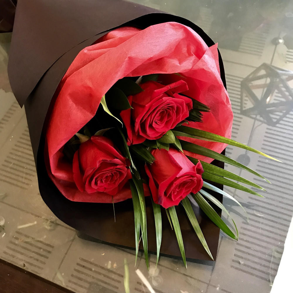 3 Fresh Roses Three roses - Bunches Florist