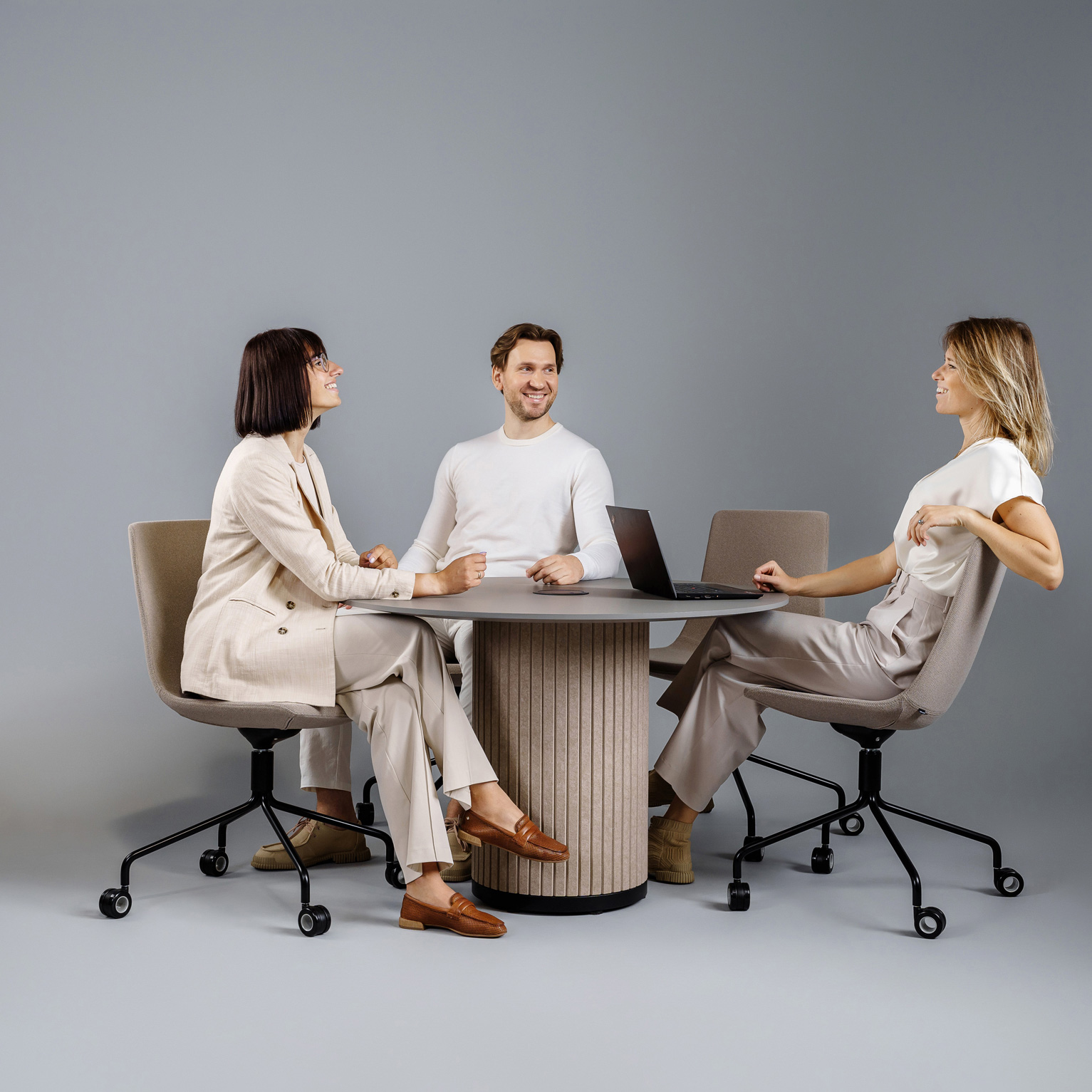 Narbutas Parthos Meeting Table