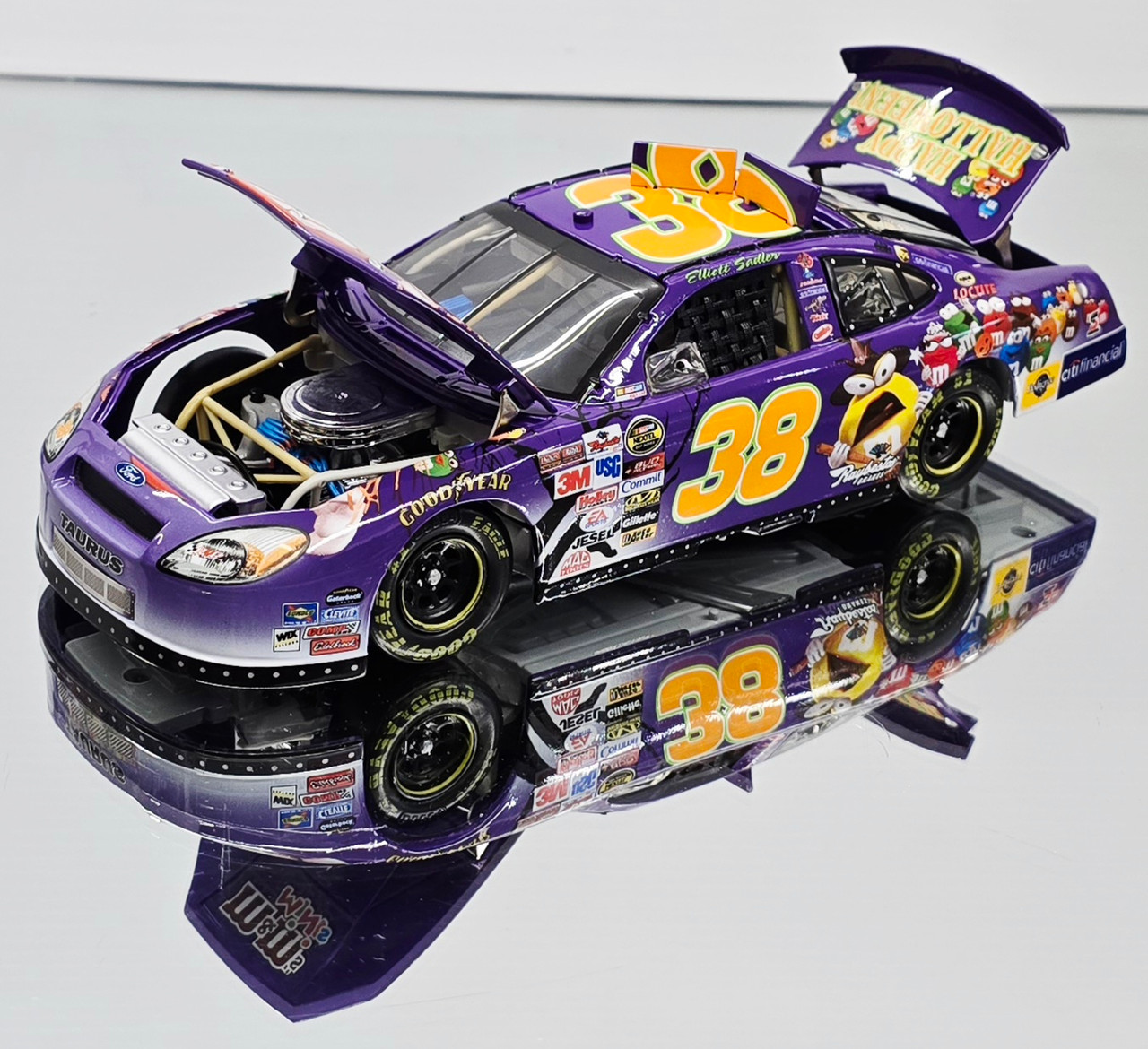 ELLIOTT SADLER 2005 HALLOWEEN M&M'S 1/24 ACTION DIECAST