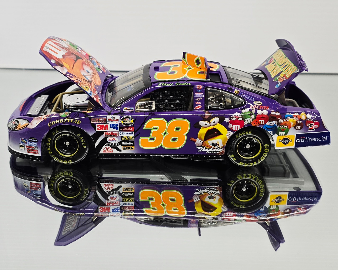 ELLIOTT SADLER 2005 HALLOWEEN M&M'S 1/24 ACTION DIECAST