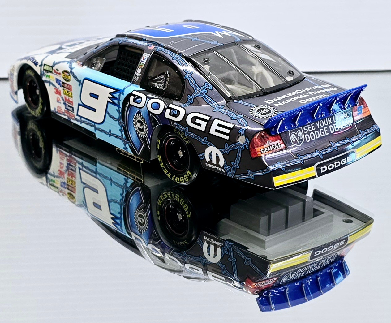 デジーノ　レーベン ファクトリーレーシング　チューンドバイカミヤ KASEY KAHNE 2004 MOPAR 'BLING BLING' COLOR CHROME 1/24 ACTION