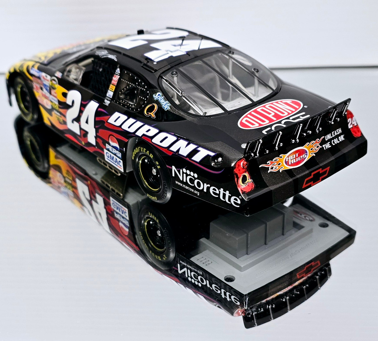 JEFF GORDON 2006 CHIP FOOSE HOT HUES DUPONT 1/24 RCCA CLUB CAR