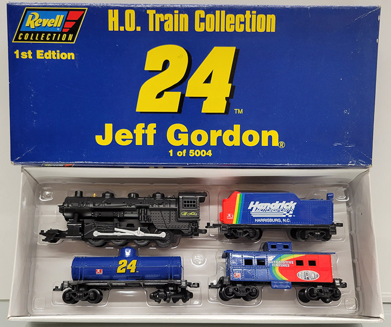 JEFF GORDON 1996 DUPONT FIRST EDITION 4-PIECE H.O. TRAIN