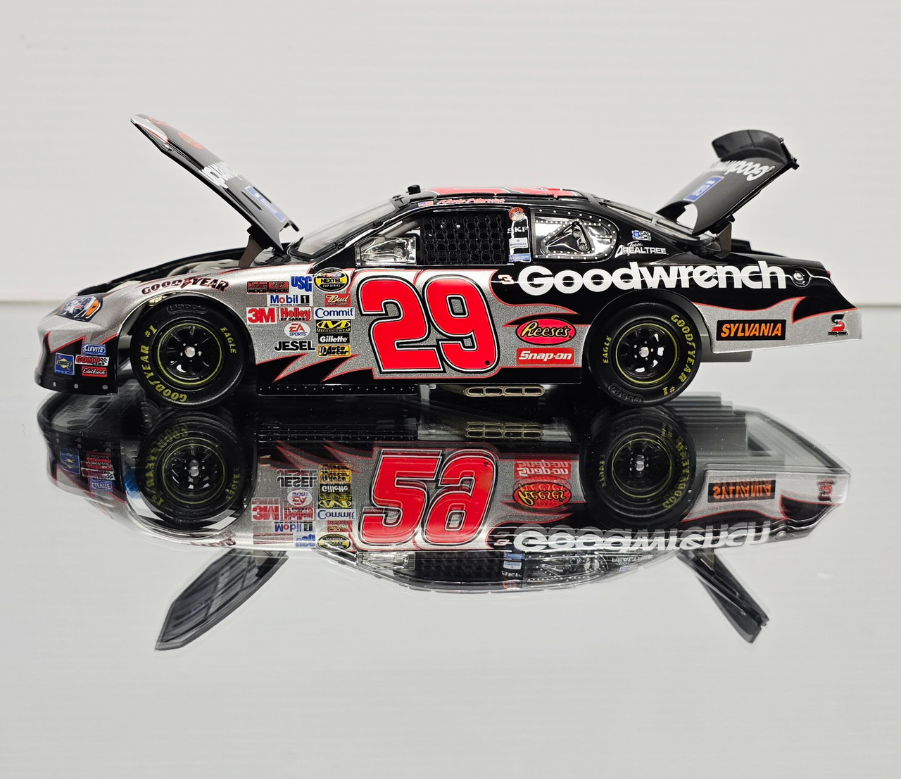 KEVIN HARVICK 2006 GM GOODWRENCH MONTE CARLO 1/24 ACTION DIECAST