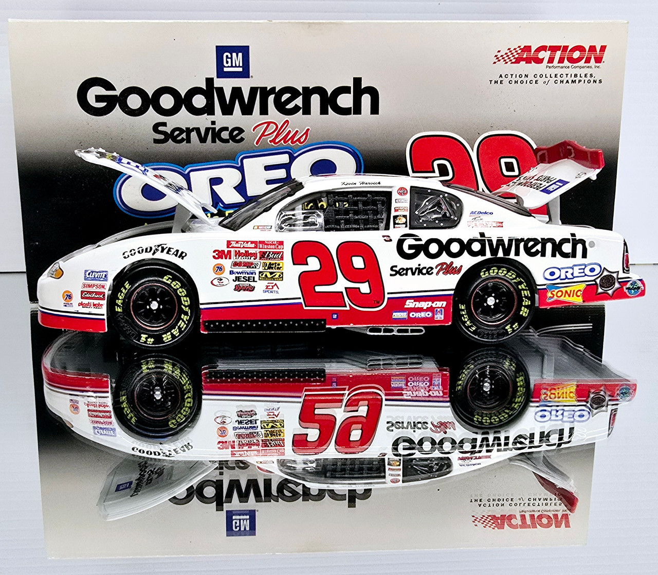 KEVIN HARVICK 2001 OREO ROOKIE CAR 1/24 ACTION