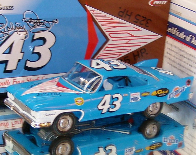RICHARD PETTY 1960 PLYMOUTH FURY 1/24 TOOLBOX TREASURES