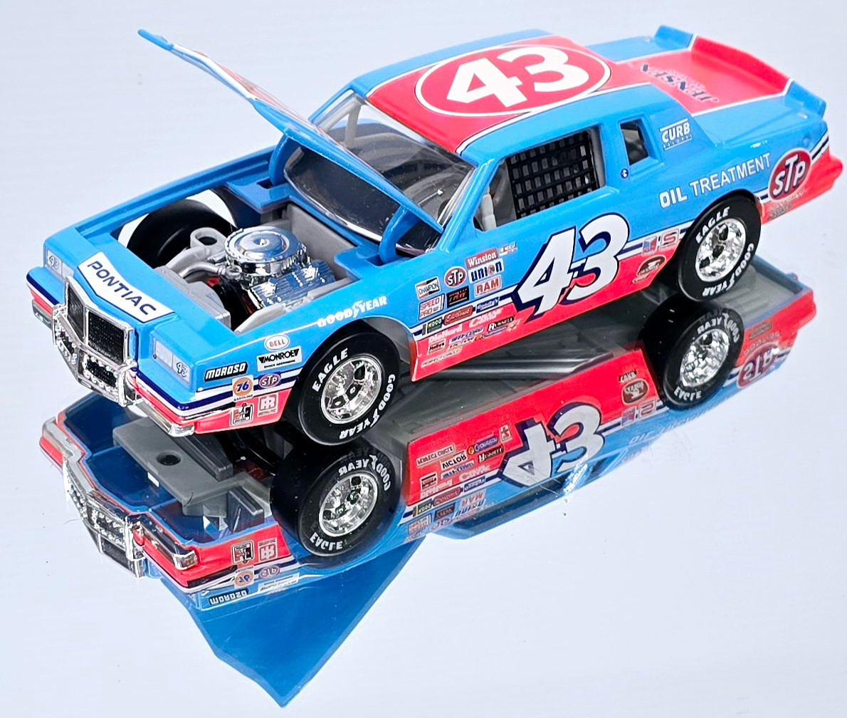 RICHARD PETTY 1984 STP 200TH WIN #43 PONTIAC 1/24 ACTION DIECAST