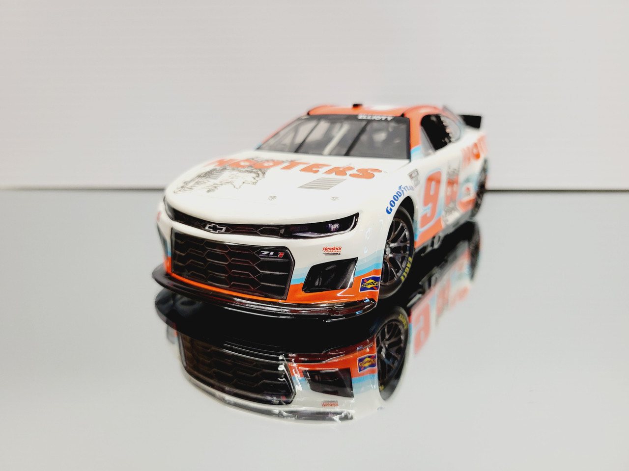 CHASE ELLIOTT 2022 HOOTERS 1/24 ARC DIECAST & HELMET COMBO DEAL