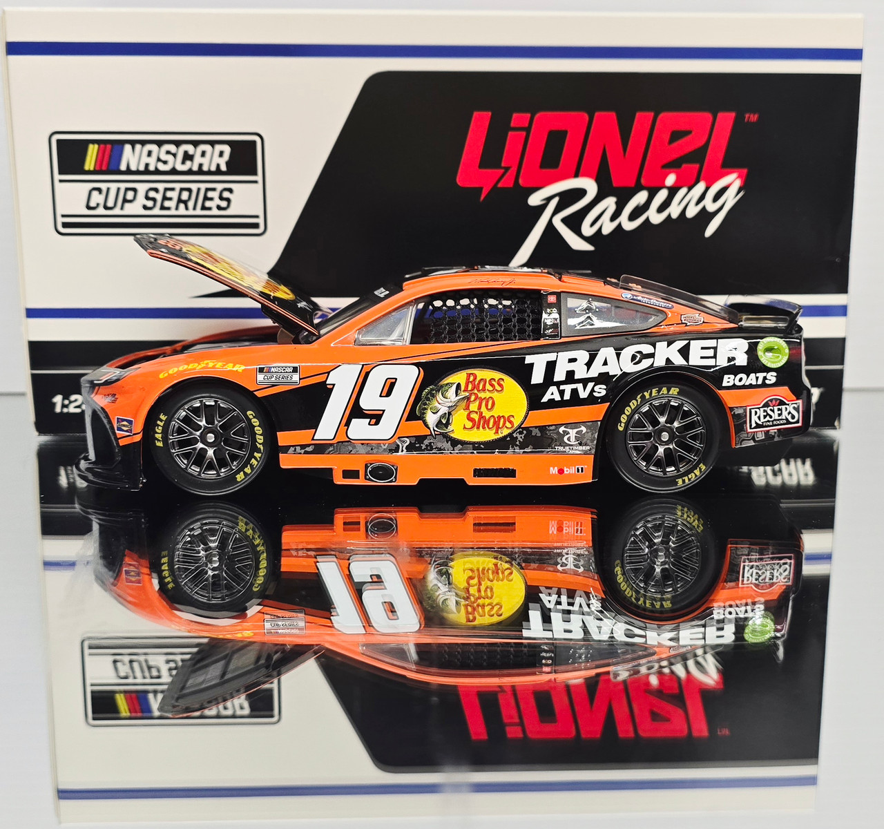 m&m.s BASS BOAT 1/24 NASCAR 公式商品 2006 Elliott Sadler 1/24th M&M's 