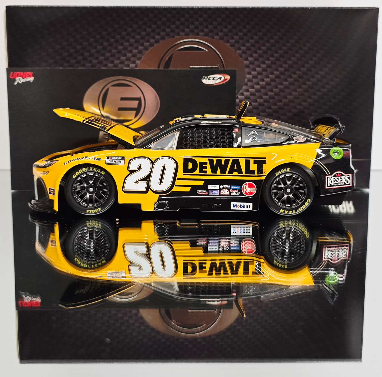 2025 CHRISTOPHER BELL #20 Dewalt 1:24 Elite 106 Made In Stock