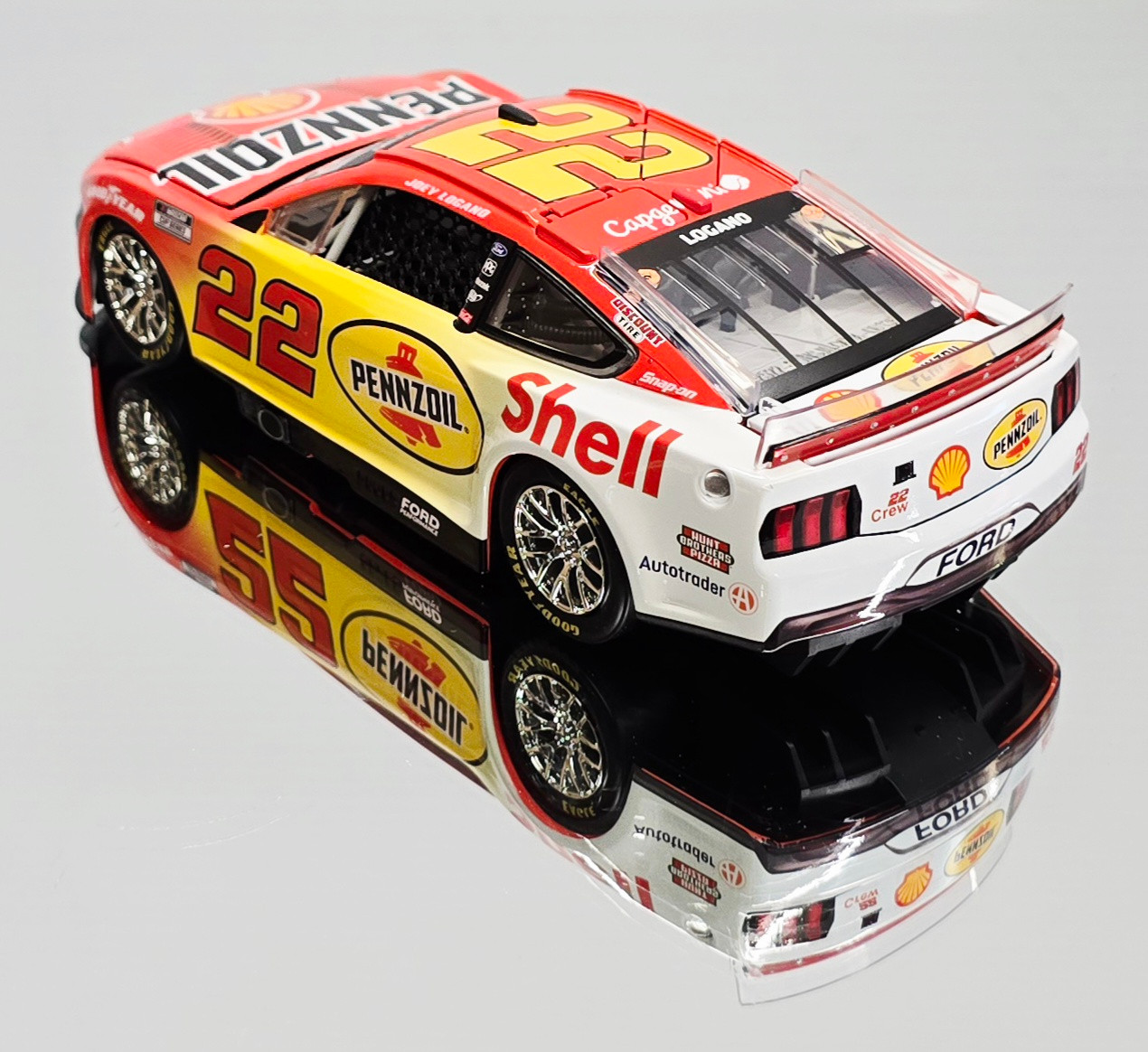 ミニカー LOGAN joey-logano-2013-hertz-black-1 ミニカー