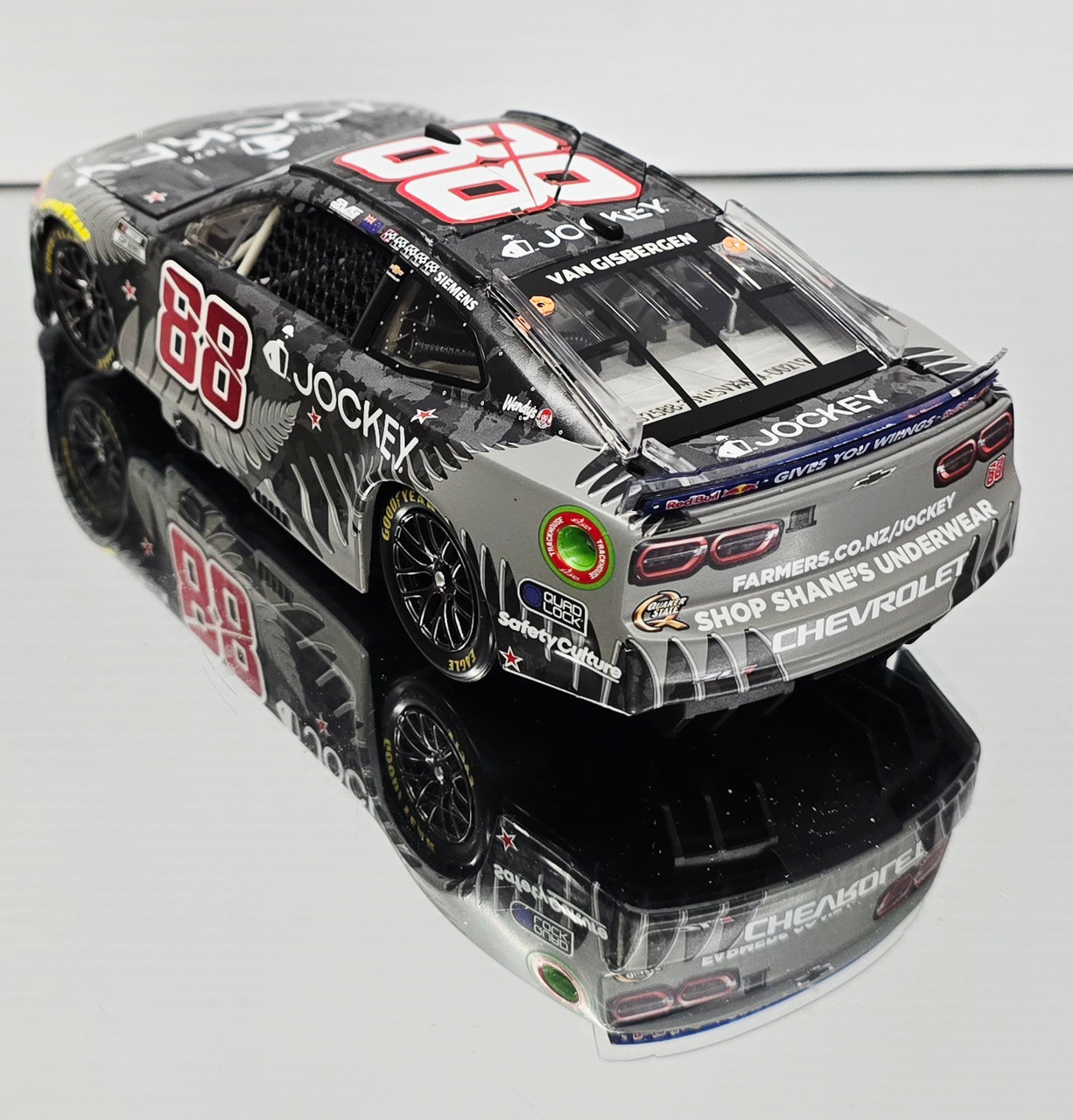 SHANE VAN GISBERGEN 2025 JOCKEY NEW ZEALAND 1/24 ACTION DIECAST