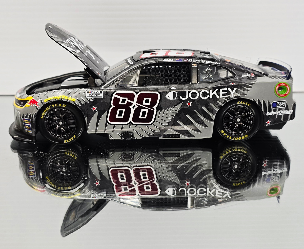 SHANE VAN GISBERGEN 2025 JOCKEY NEW ZEALAND 1/24 ACTION DIECAST