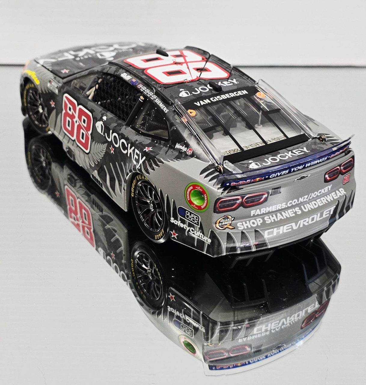 SHANE VAN GISBERGEN 2025 JOCKEY NEW ZEALAND 1/24 ELITE DIECAST