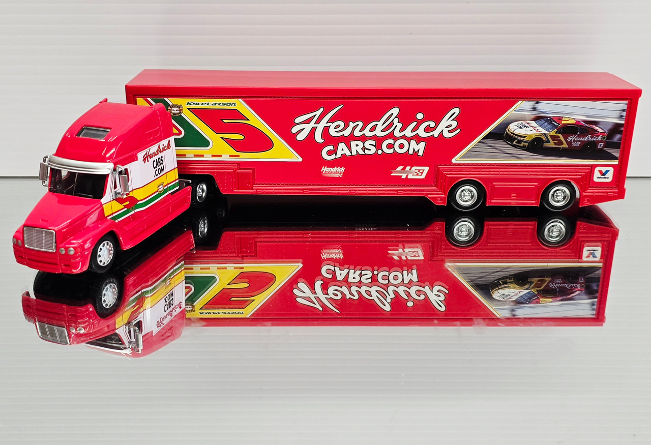 REALTOY BEST COLLECTION ナスカートラックトレーラーセット KYLE LARSON 2024 DARLINGTON RETRO HENDRICKCARS.COM TRANSPORTER 1