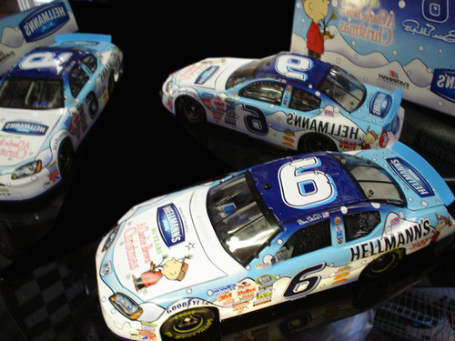 BILL ELLIOTT 2005 CHARLIE BROWN CHRISTMAS/ HELLMANS 1/24 ACTION