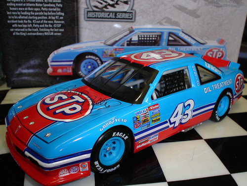 RICHARD PETTY 1992 STP 1/18 AMERICAN MUSCLE (DAMAGED BOX)