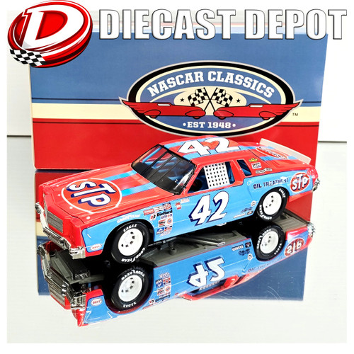 RICHARD PETTY 1972 STP ROAD RUNNER 1/18 SCALE AUTO WORLD