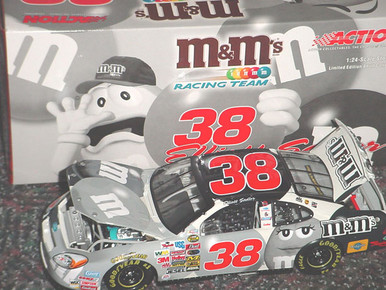 ELLIOTT SADLER 2004 BLACK & WHITE MM'S 1/24 SCALE ACTION NASCAR