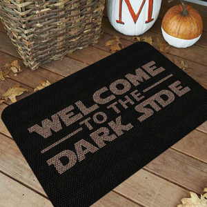 TAPETE DECORATIVO ELITEMAT DISEÑO WELCOME TO THE DARK SIDE NEGRO Y BEIGE DE 0.70 X 0.50 MTS TAPETE DECORATIVO ELITEMAT DISEÑO WELCOME TO THE DARK SIDE NEGRO Y BEIGE DE 0.70 X 0.50 MTS