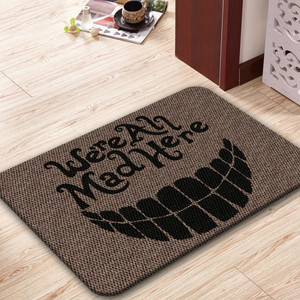 TAPETE DECORATIVO ELITEMAT DISEÑO WE'RE ALL MAD HERE SONRISA NATURAL BEIGE DE 0.70X0.50 MTS TAPETE DECORATIVO ELITEMAT DISEÑO WE'RE ALL MAD HERE SONRISA NATURAL BEIGE DE 0.70X0.50 MTS