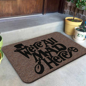 TAPETE DECORATIVO ELITEMAT DISEÑO WE'RE ALL MAD HERE NATURAL BEIGE DE 0.70X0.50 MTS TAPETE DECORATIVO ELITEMAT DISEÑO WE'RE ALL MAD HERE NATURAL BEIGE DE 0.70X0.50 MTS