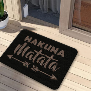 TAPETE DECORATIVO ELITEMAT DISEÑO HAKUNA MATATA BLACK DE 0.70 X 0.50 MTS. TAPETE DECORATIVO ELITEMAT DISEÑO HAKUNA MATATA BLACK DE 0.70 X 0.50 MTS.