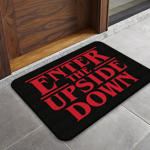 TAPETE DECORATIVO ELITEMAT DISEÑO ENTER THE UPSIDE BLACK DE 0.70 X 0.50 MTS. TAPETE DECORATIVO ELITEMAT DISEÑO ENTER THE UPSIDE BLACK DE 0.70 X 0.50 MTS.