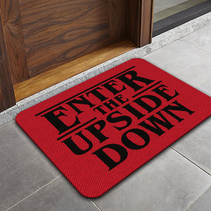 TAPETE DECORATIVO ELITEMAT DISEÑO ENTER THE UPSIDE RED DE 0.70 X 0.50 MTS. TAPETE DECORATIVO ELITEMAT DISEÑO ENTER THE UPSIDE RED DE 0.70 X 0.50 MTS.