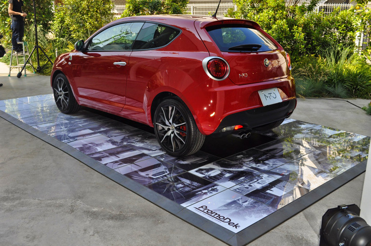 Plataforma para exhibición de autos Promodek de 4x7 mts 28 m2