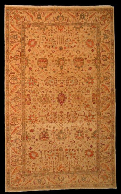 Traditional Light background Traditonal design carpet 4'9 X 7'9 
