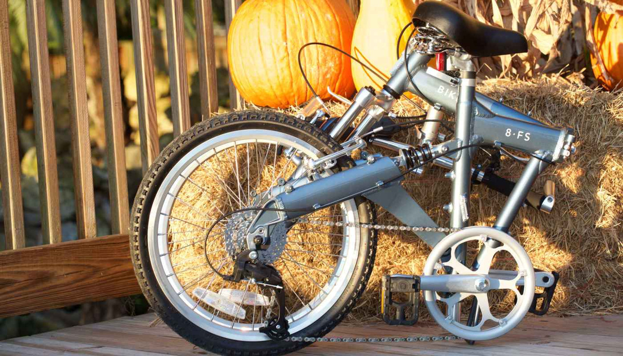 8FS folding bike on a hay bail