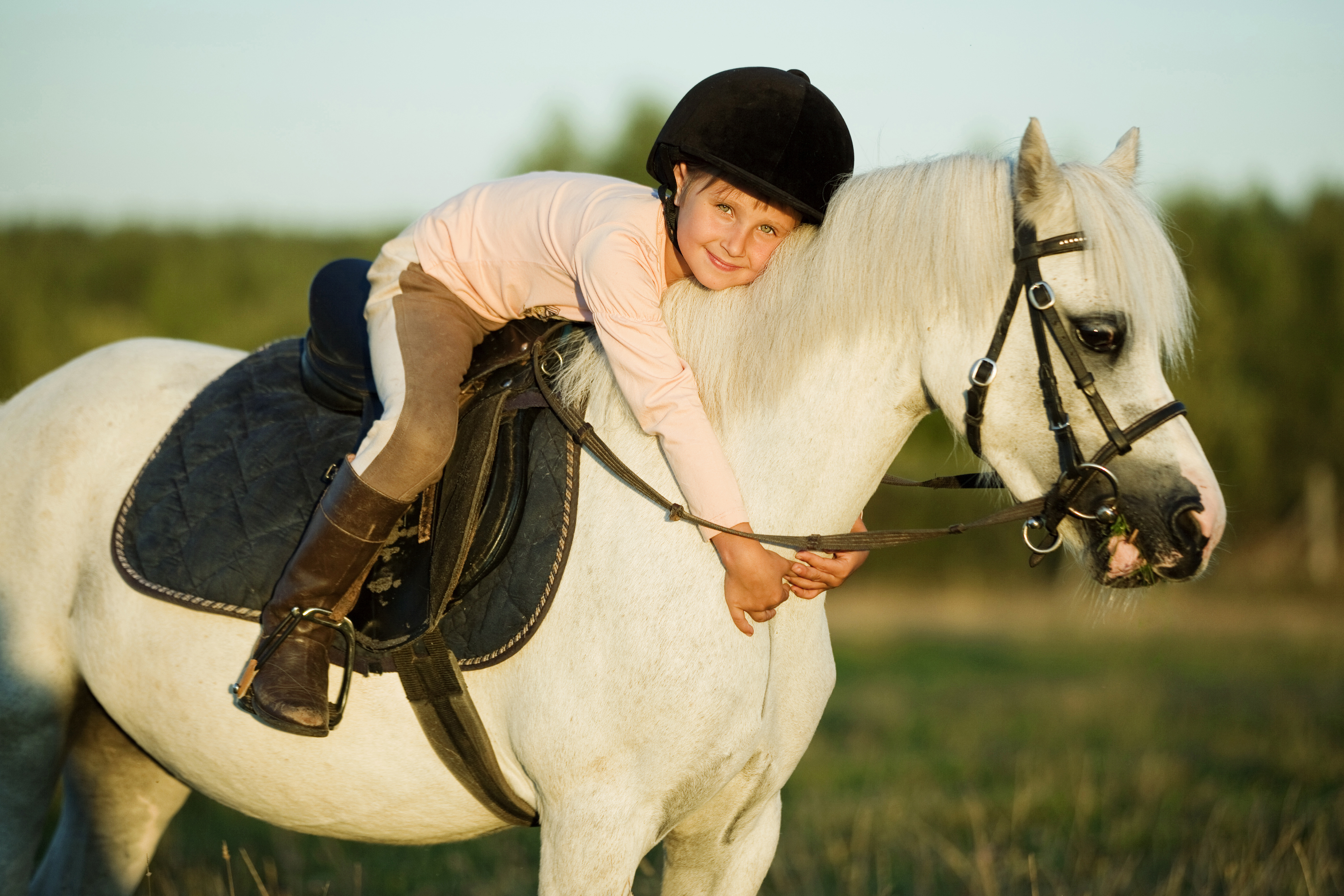 Girl ride pony. Лошадь для детей. Верхом на лошади. Катание на лошадях. Дети катаются на лошадях.