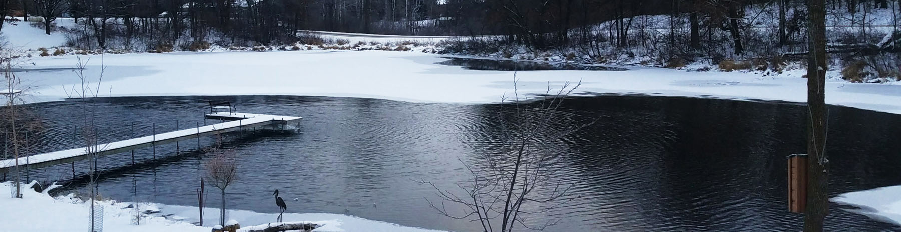 Kasco de-icer de-icing a dock in Canada