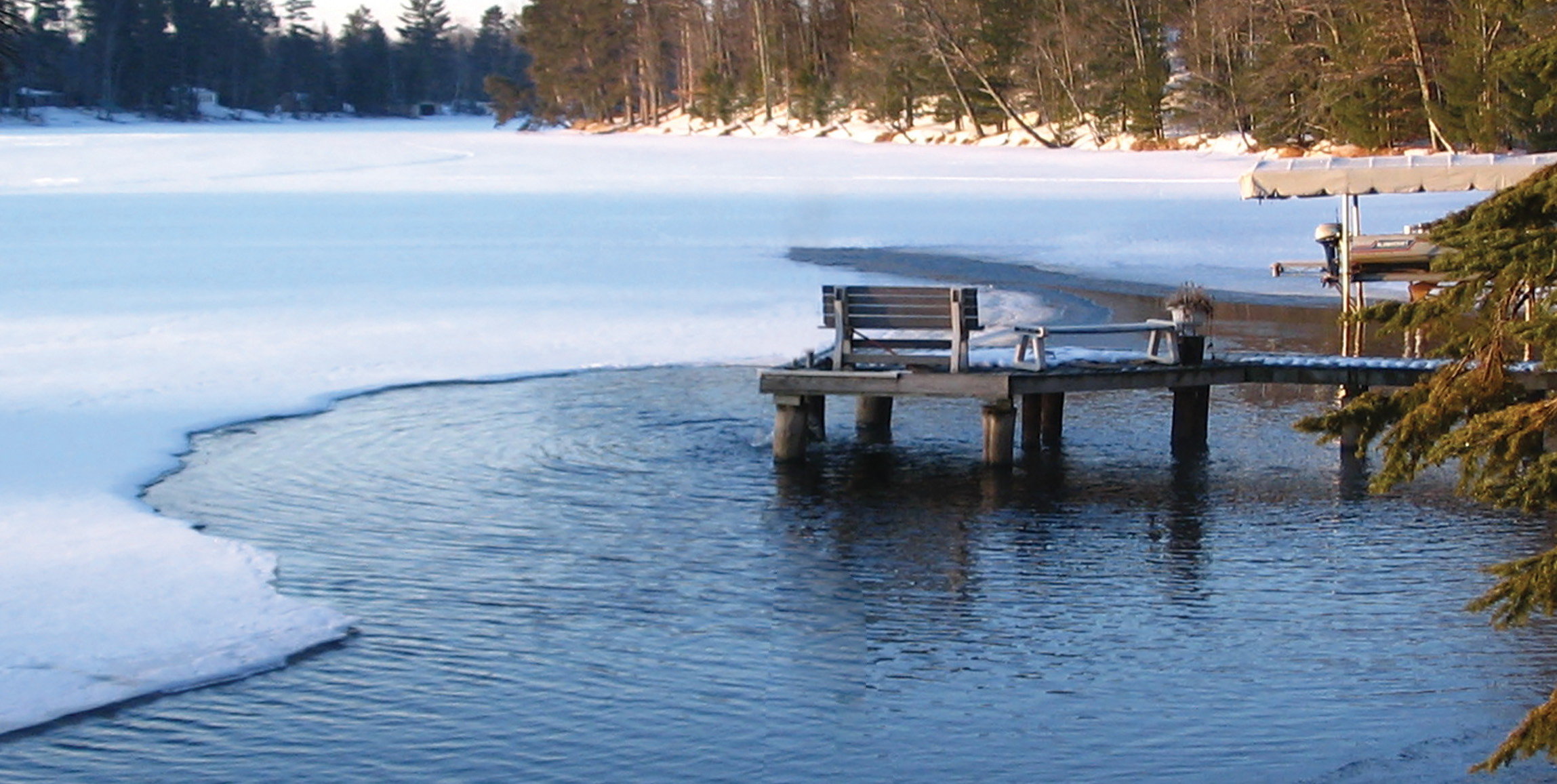 Kasco De-icer on a dock in Canada during winter