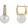 (NEW) BELLA COUTURE® KYLIANA WHITE AKOYA PEARL 1/4CT DIAMOND 14K YELLOW GOLD HUGGIE EARRINGS (9.5MM)