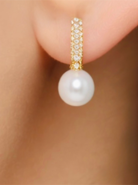 (NEW) BELLA COUTURE® KYLIANA WHITE AKOYA PEARL 1/4CT DIAMOND 14K YELLOW GOLD HUGGIE EARRINGS (9.5MM)