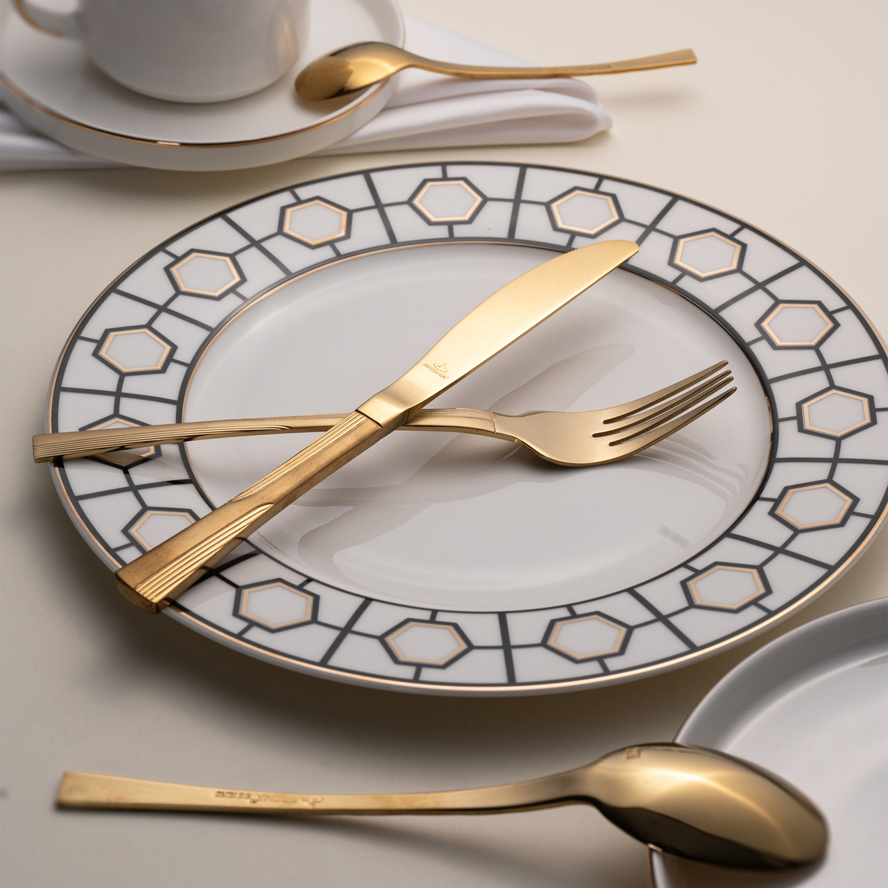 Arshia 128-piece Gold Cutlery Set (Wooden Case)