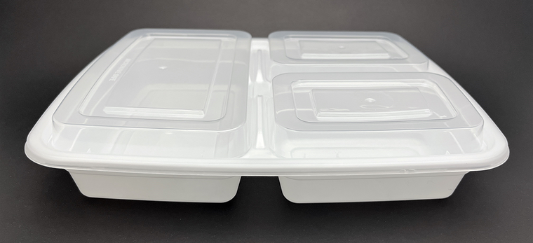 White 39 oz. 9'' x 7'' x 1.5'' Rectangular 3 Compartment Microwaveable Take Out Container with Lid 600/PCS (4 Cases)