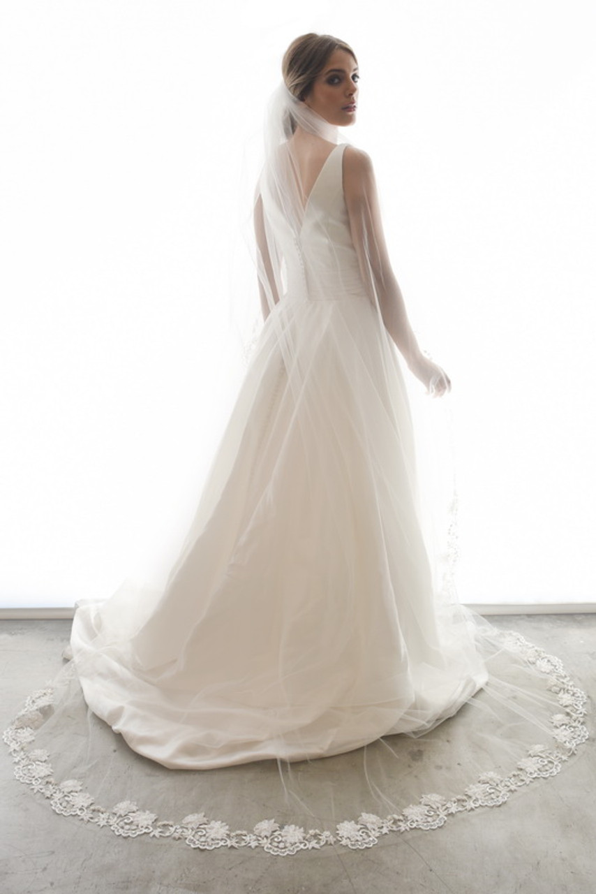 Erica Koesler Wedding Veil 892-100 - Floral Appliqués Scalloped Edge