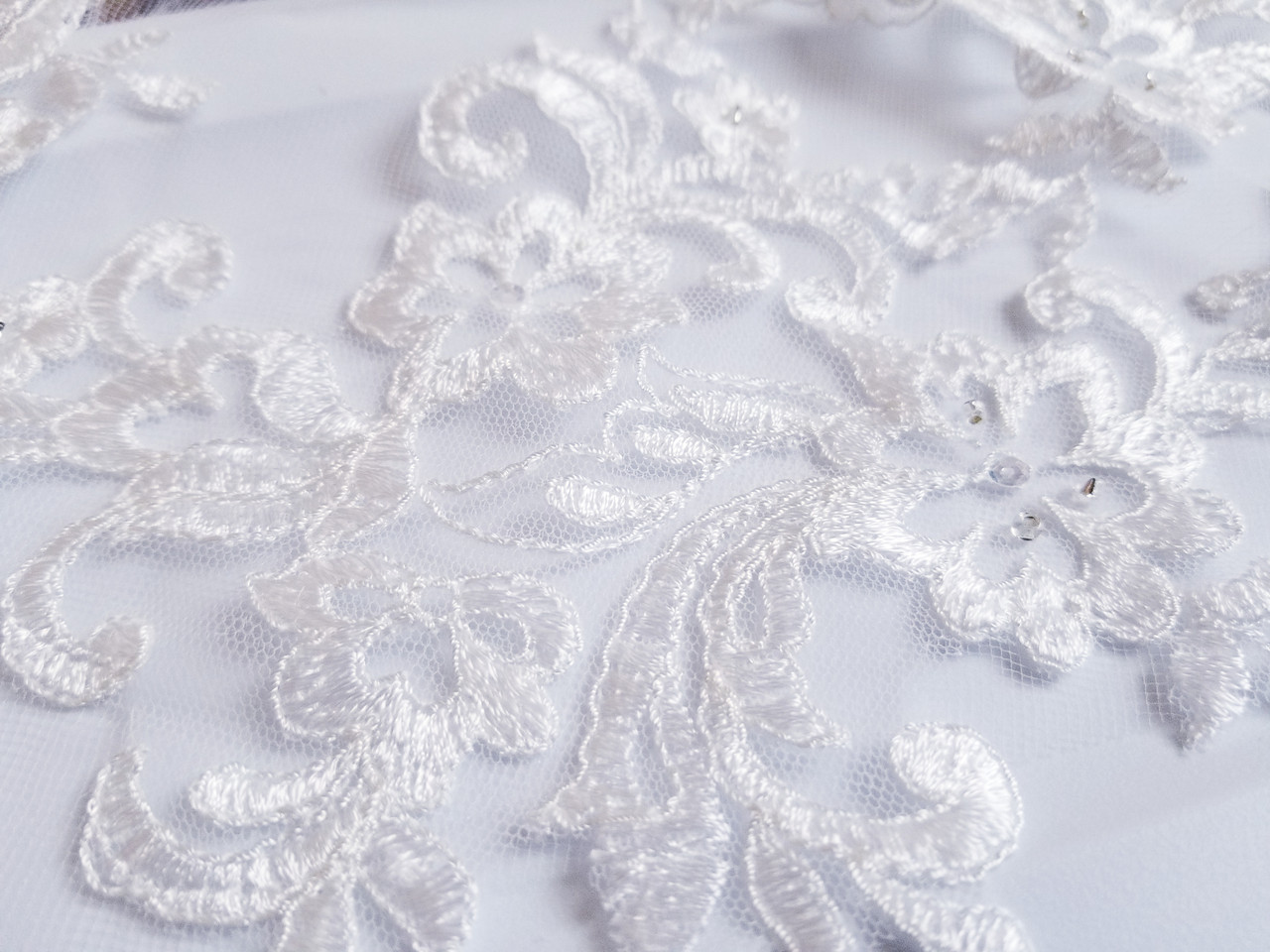 En Vogue Royal Cathedral Bridal Veil V2390RC - Leaf lace edging and  scattered leaf lace appliques - 132L