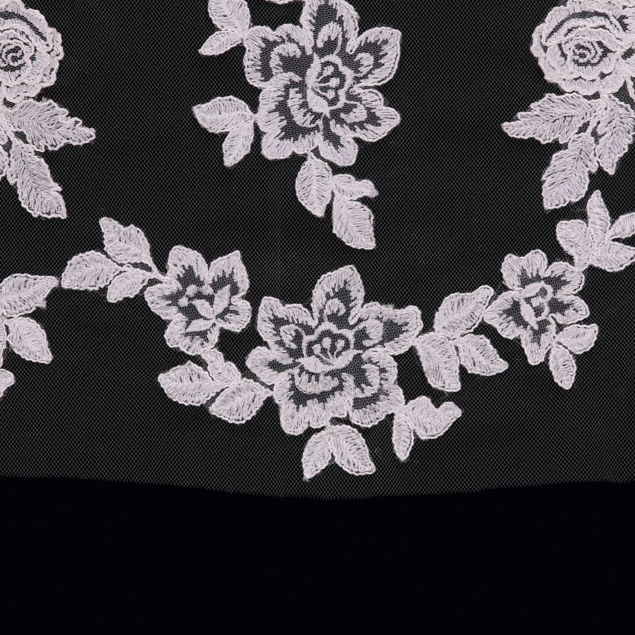 En Vogue Bridal Style V1597C - English tulle veil with lace edge and lace appliques - Cathedral