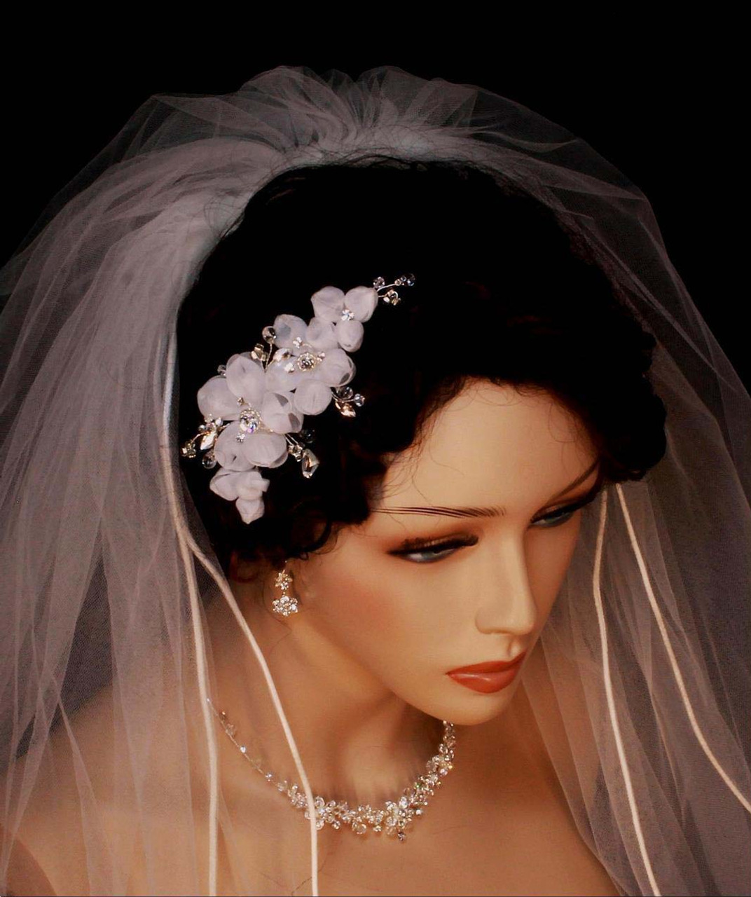 Noelle & Ava Lovely buble flower comb with rhinestone center. White or Ivory