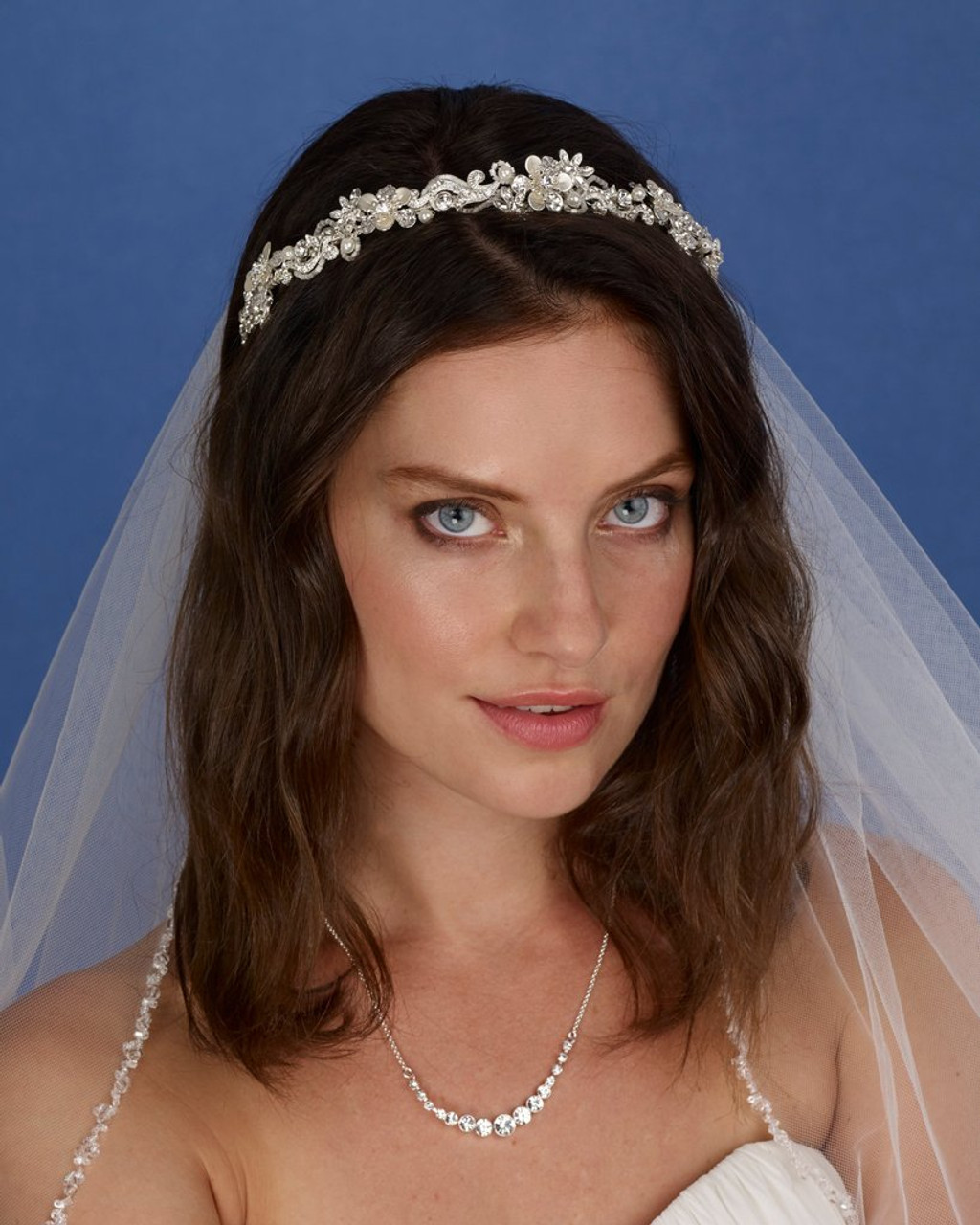 Marionat 8991
Rhinestone band with pearls, beads and metal flowers.