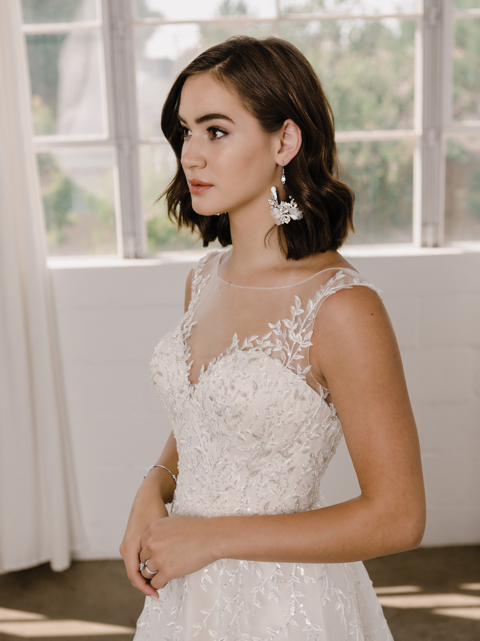 En Vogue Bridal Style E2161 - Rhodium plated rhinestone and pearl beaded earrings