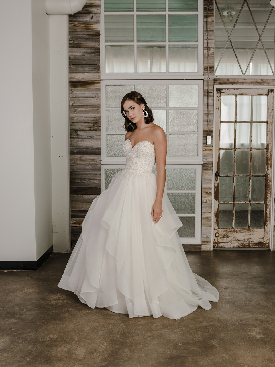 En Vogue Bridal Style E2163 - Rhodium plated rhinestone earrings