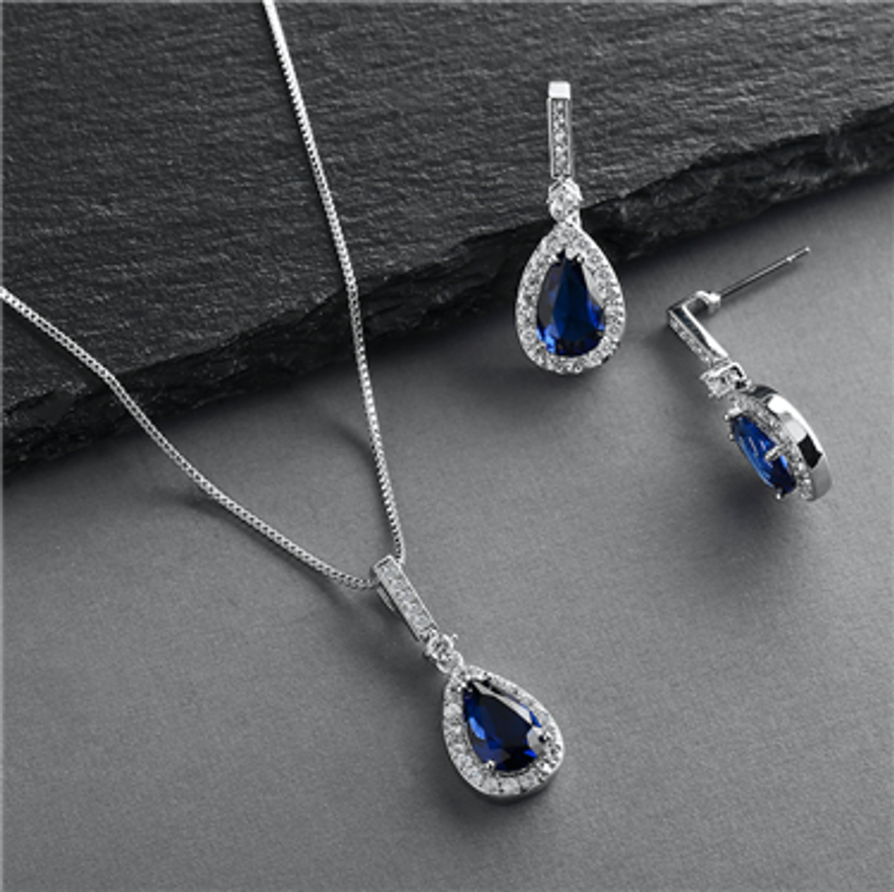 White Gold and Blue Sapphire Heart Jewelry Set | KLENOTA