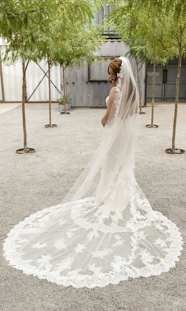 English Tulle Veil With Lace Appliques 